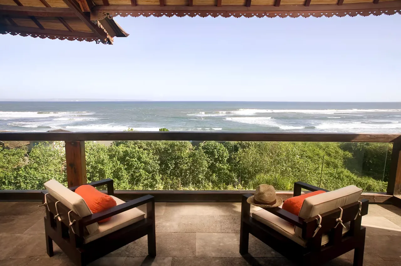 Bespoke villa designed by Maison Ceylon architects, facing the ocean in Sri Lanka